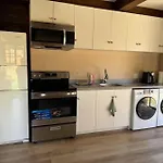 Jason House - Immaculate Suites In A Quiet Seaside Neighbourhood Near Uvic