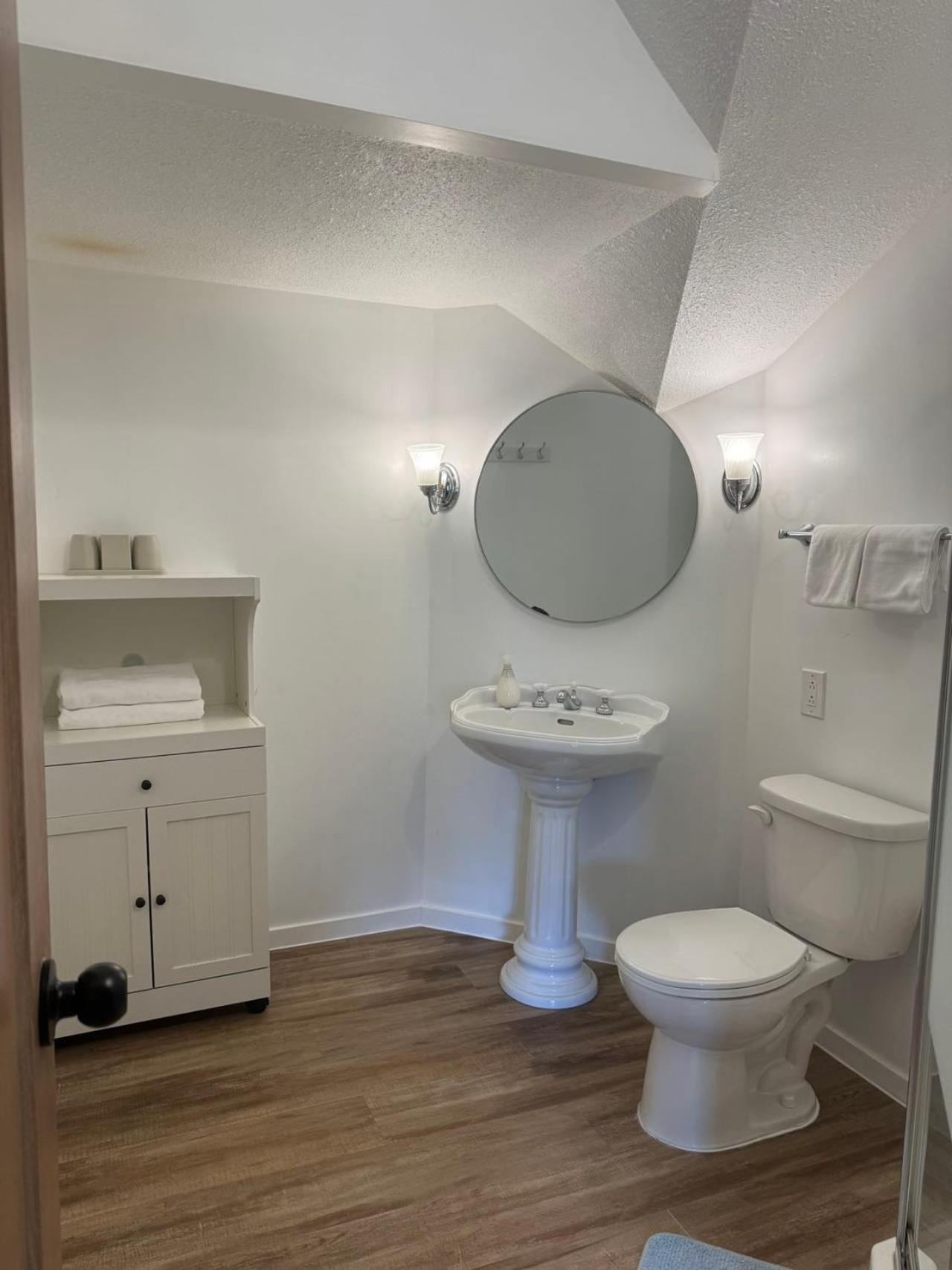 Jason House - Immaculate In A Quiet Seaside Neighbourhood Near Uvic * Victoria