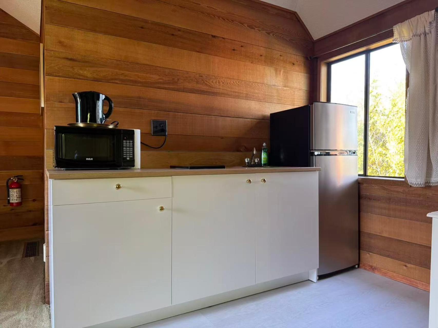 Jason House - Immaculate In A Quiet Seaside Neighbourhood Near Uvic